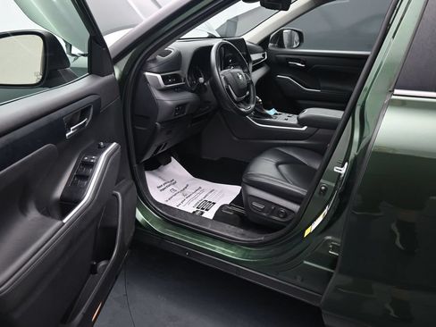 Used 2024 Toyota Highlander XLE FWD image 15