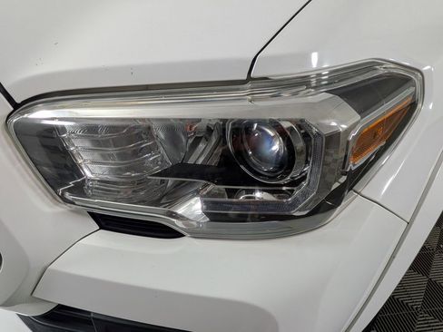 Used 2017 Toyota Tacoma TRD Sport w/ Tow Package (A/T) image 16