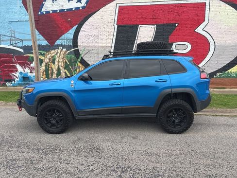 Used 2019 Jeep Cherokee Trailhawk AWD/4WD image 3