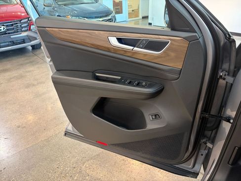 Used 2025 Volkswagen Atlas SE image 20