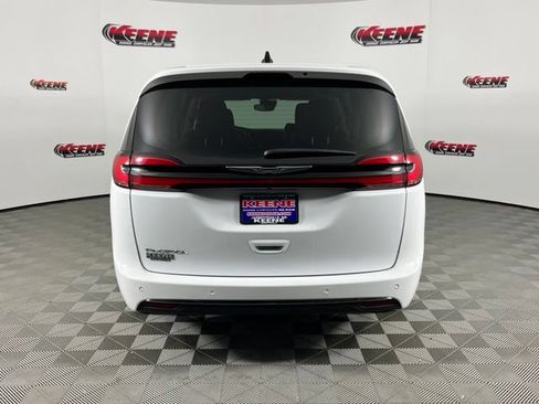 Used 2024 Chrysler Pacifica Touring-L FWD image 7