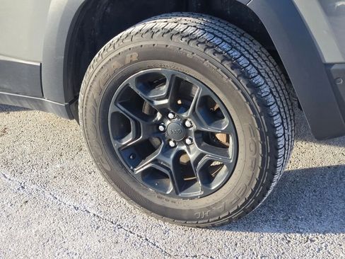 Used 2019 Jeep Cherokee Trailhawk image 16