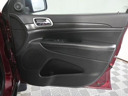 Used 2018 Jeep Grand Cherokee Laredo image 12