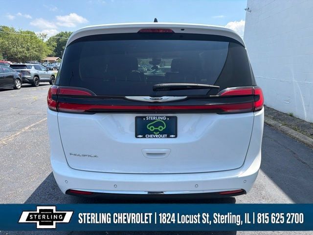 Used 2023 Chrysler Pacifica Touring-L FWD image 4