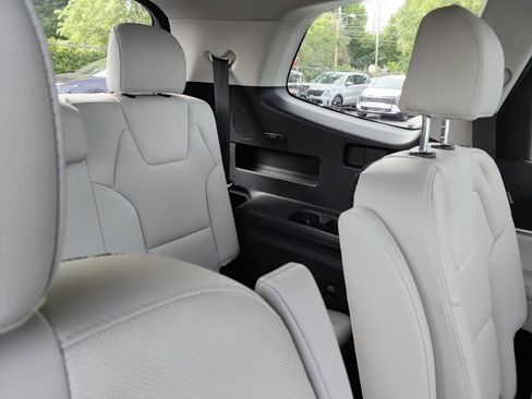 Used 2024 Kia Telluride EX w/ EX Captain's Chair Package AWD/4WD image 11