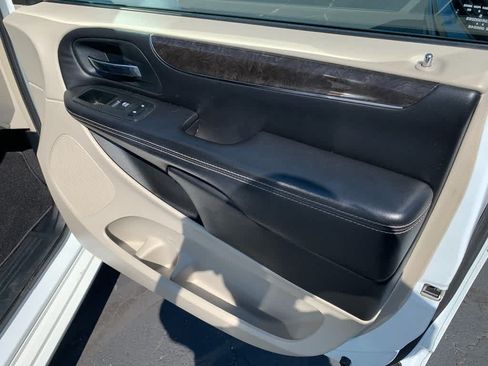Used 2013 Chrysler Town & Country Touring FWD image 13