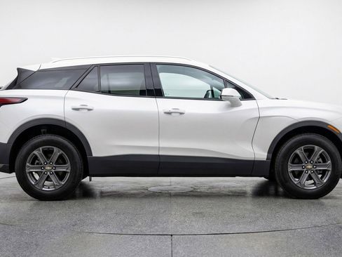 Used 2025 Chevrolet Blazer LT image 11