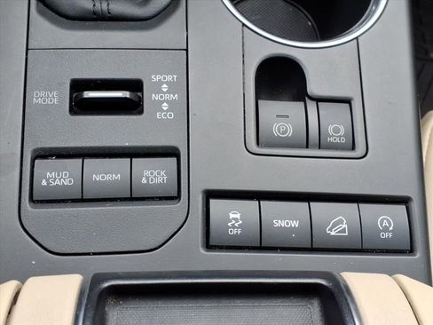 Used 2020 Toyota Highlander XLE image 16