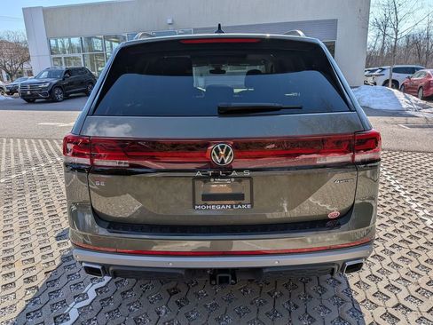 Used 2025 Volkswagen Atlas Peak Edition SE AWD/4WD image 4