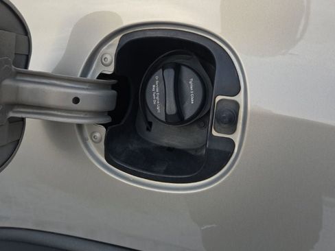 Used 2011 GMC Acadia SLE image 32