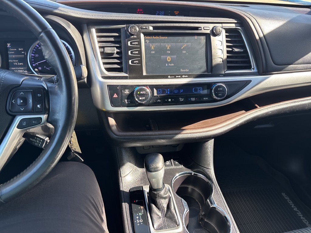 Used 2018 Toyota Highlander Plus AWD/4WD image 17