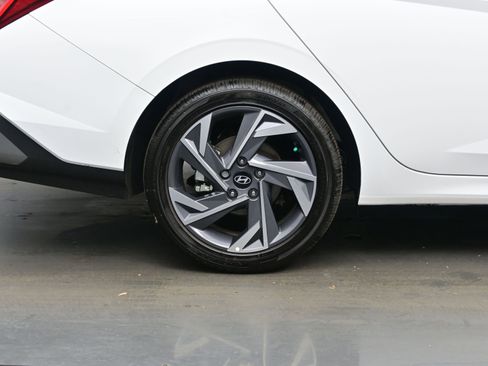 Certified 2025 Hyundai Elantra SEL image 9