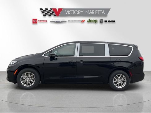 New 2026 Chrysler Pacifica Select image 2