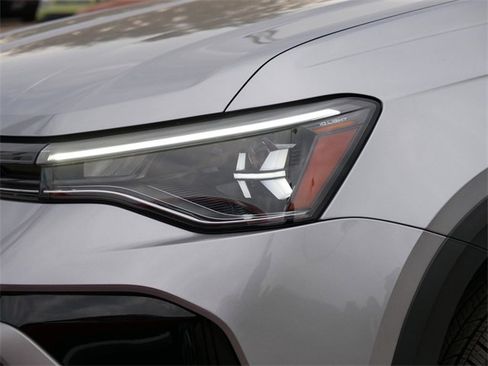 Certified 2025 Volkswagen Taos SE image 10