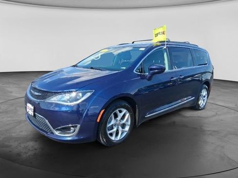 Used 2017 Chrysler Pacifica Touring-L w/ Tire & Wheel Group FWD image 8