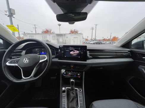 Used 2025 Volkswagen Jetta SE image 33