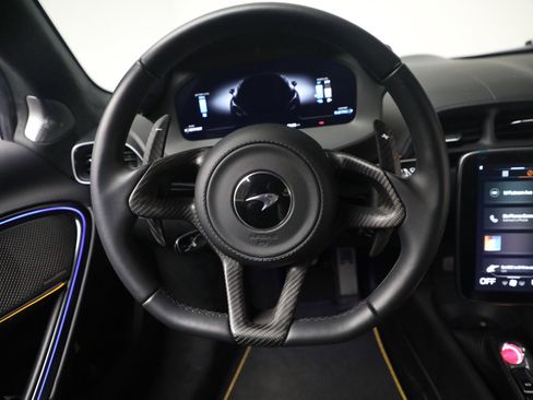 Used 2024 McLaren Artura image 27