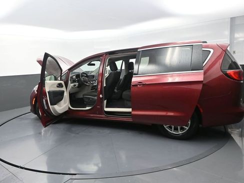 Used 2022 Chrysler Voyager LX FWD image 9
