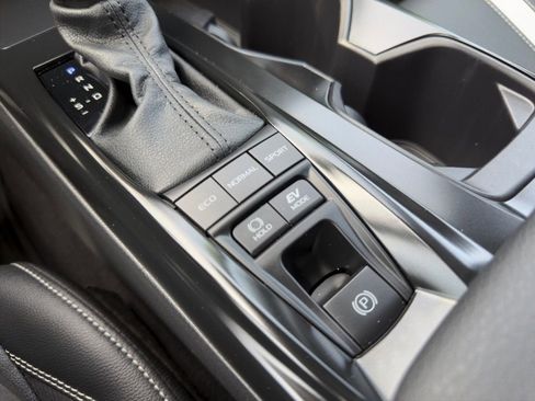 Used 2025 Toyota Camry SE w/ Convenience Package image 9