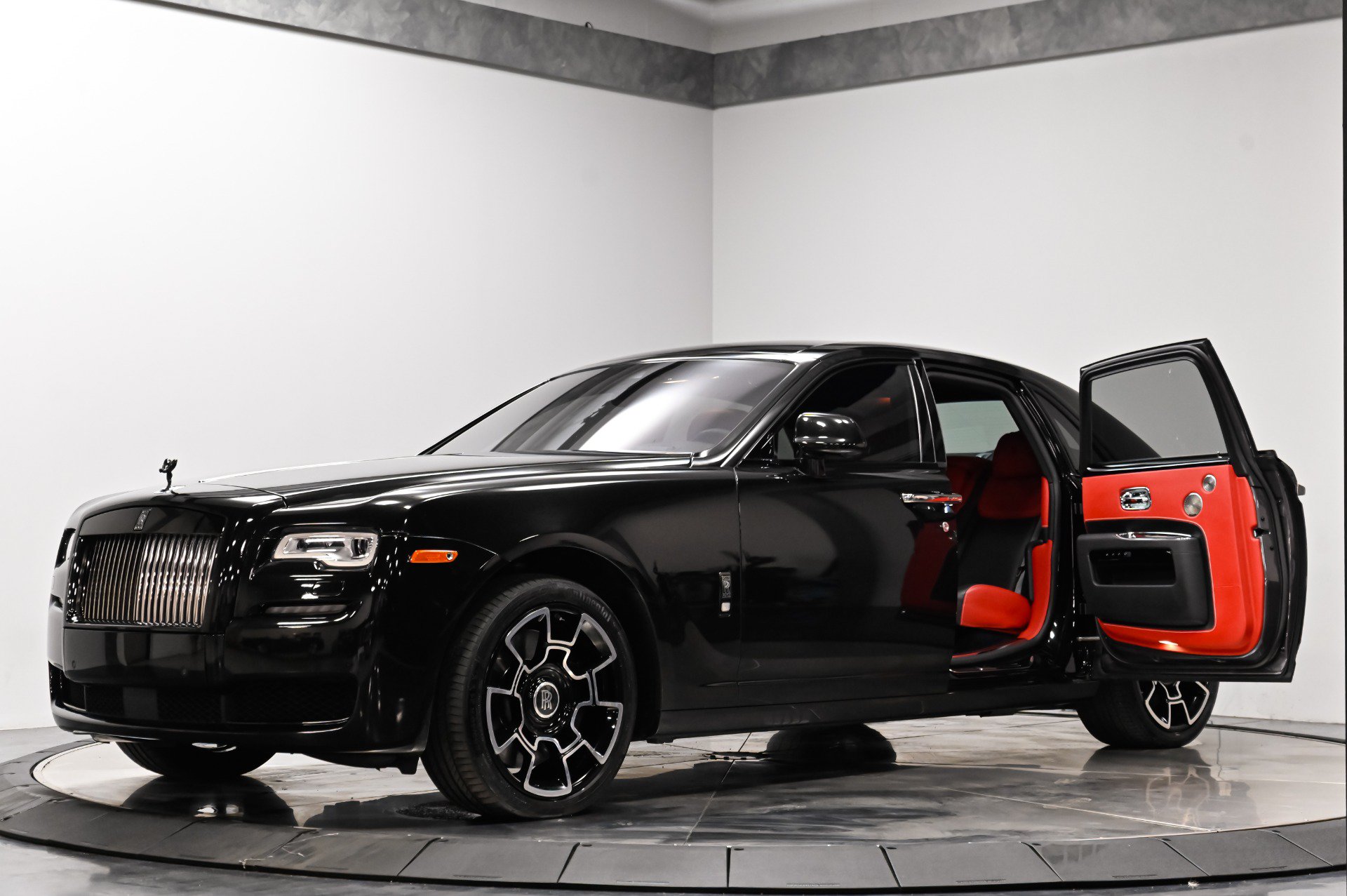 Used 2017 Rolls-Royce Ghost RWD image 2