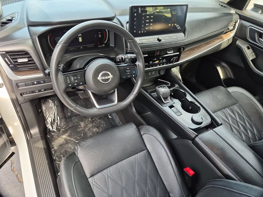 Used 2024 Nissan Rogue Platinum AWD/4WD image 2