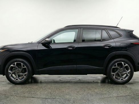 Used 2025 Chevrolet Trax LT w/ LT Convenience Package FWD image 5