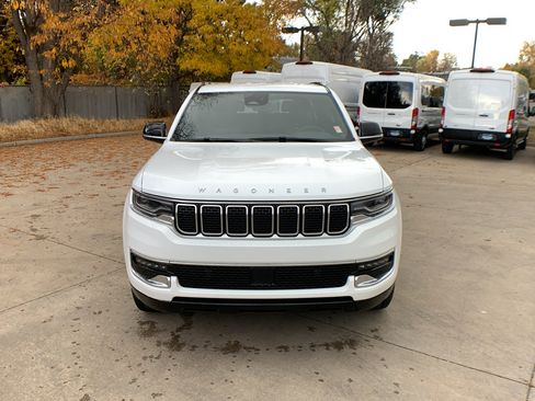 Used 2025 Jeep Wagoneer 4WD image 8