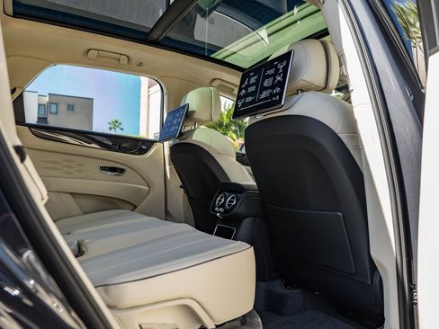 Used 2025 Bentley Bentayga Atelier image 16