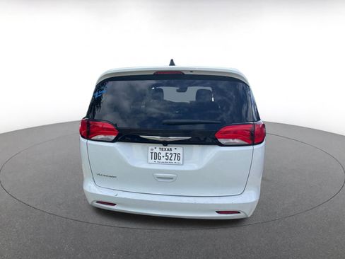Used 2023 Chrysler Voyager LX FWD image 7