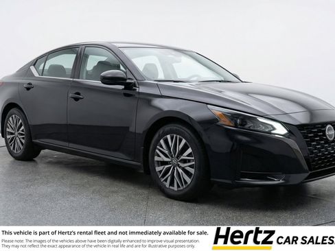 Used 2025 Nissan Altima 2.5 SV image 1