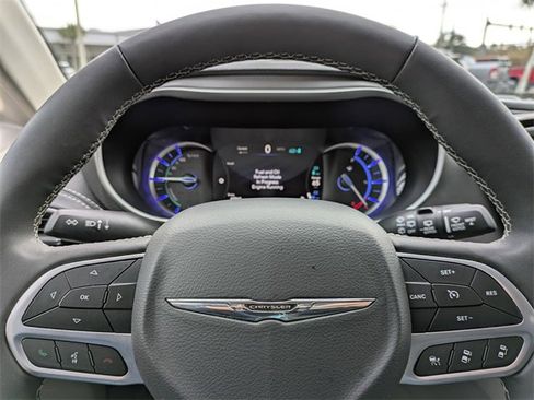 Used 2024 Chrysler Pacifica Select image 33