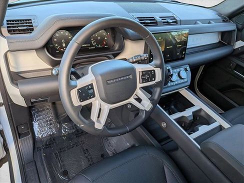 Used 2025 Land Rover Defender 130 X-Dynamic SE image 10