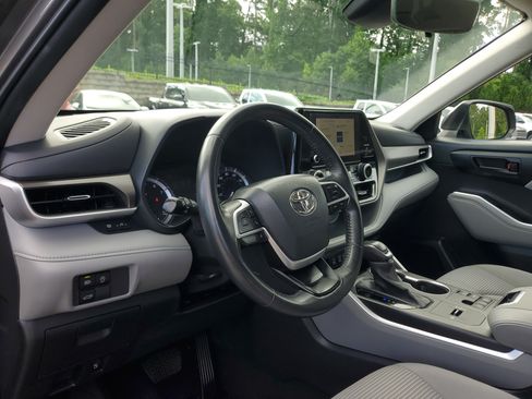 Used 2023 Toyota Highlander LE FWD image 15