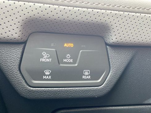 Used 2024 Volkswagen Atlas Peak Edition SE AWD/4WD image 37