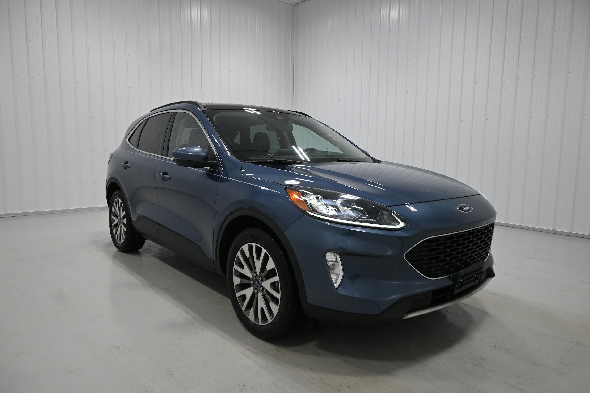 Used 2020 Ford Escape Titanium w/ Titanium Premium Package 2.0 AWD/4WD image 2