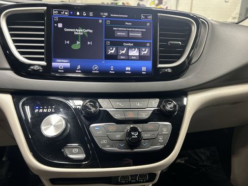Used 2023 Chrysler Pacifica Touring-L FWD image 12