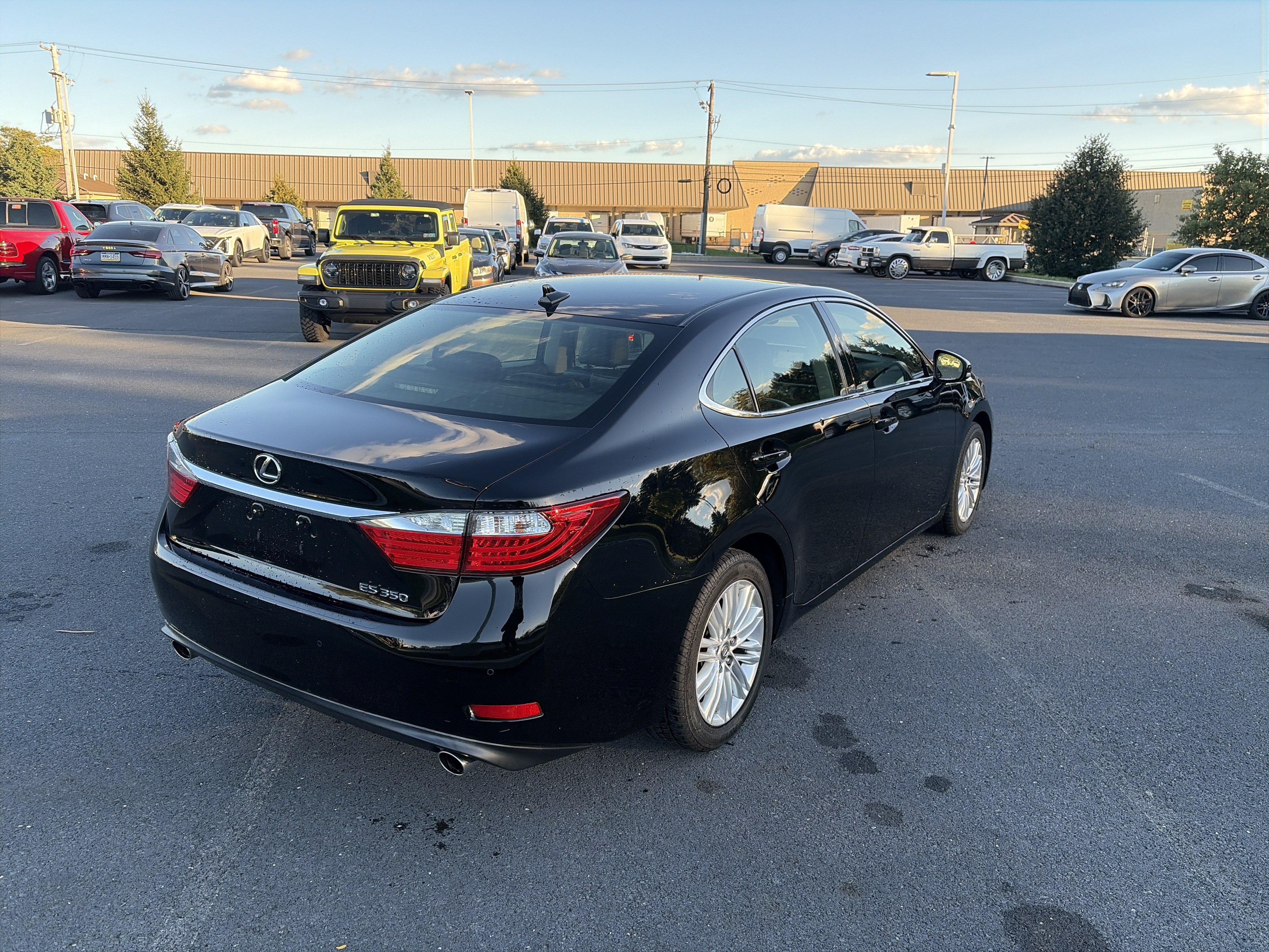 Used 2014 Lexus ES 350 w/ Luxury Package FWD image 4