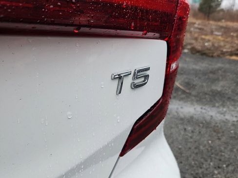 Used 2021 Volvo S60 T5 Momentum w/ Premium Package image 31