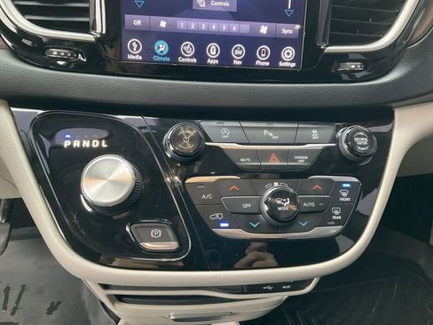 Used 2018 Chrysler Pacifica Touring-L image 23