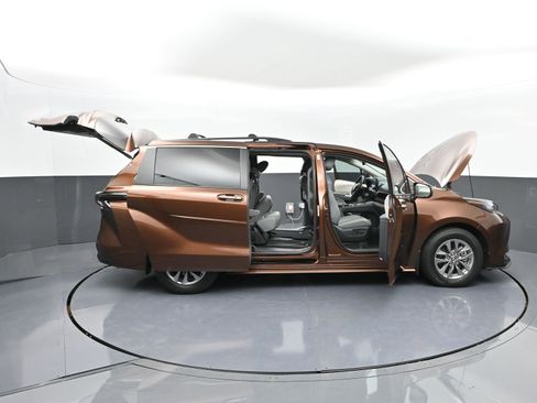 Used 2023 Toyota Sienna XLE image 47