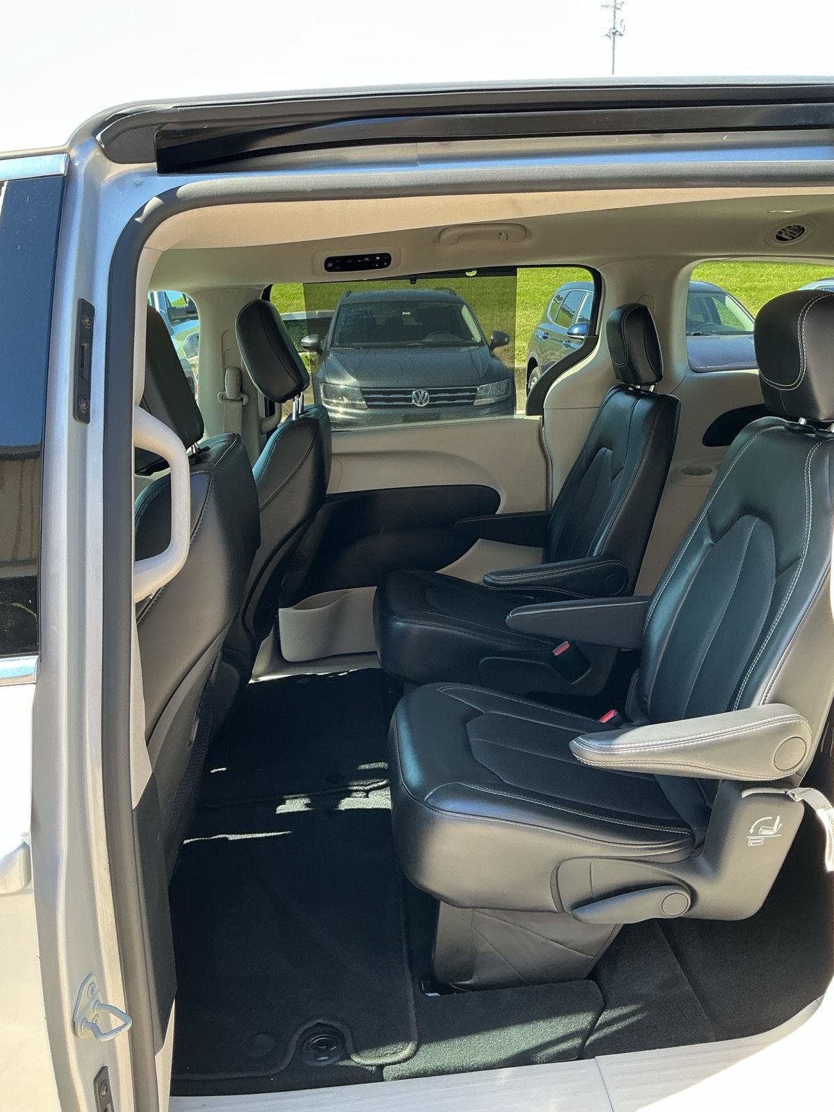 Used 2024 Chrysler Pacifica Touring-L FWD image 19