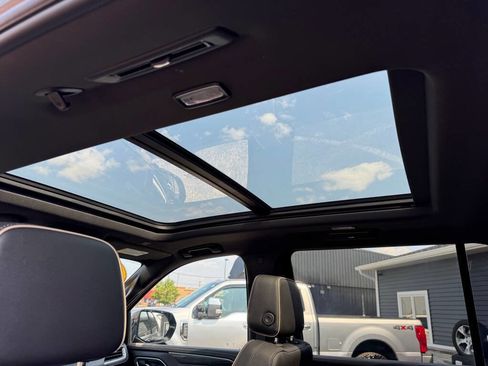 Used 2024 GMC Yukon XL SLT image 29