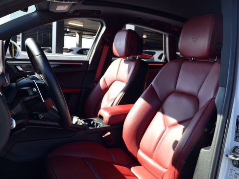 Certified 2024 Porsche Macan AWD/4WD image 5