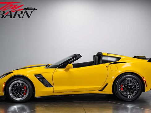 Used 2015 Chevrolet Corvette Z06 w/ 2LZ Preferred Equipment Group RWD image 2