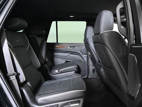 Used 2022 Cadillac Escalade Premium Luxury image 17