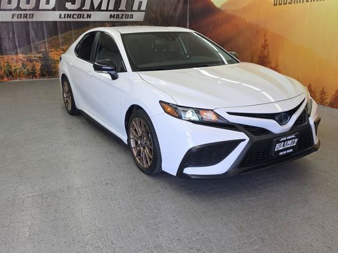 Used 2023 Toyota Camry SE FWD image 1