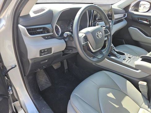 Used 2023 Toyota Highlander XLE AWD/4WD image 16