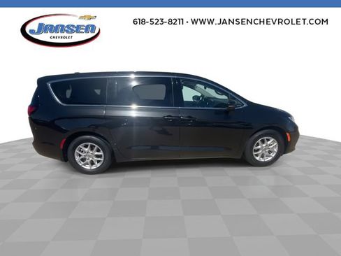 Used 2023 Chrysler Pacifica Touring-L FWD image 9