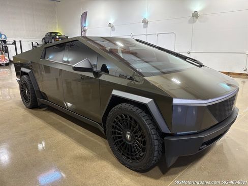 Used 2024 Tesla Cybertruck AWD Crew Cab image 8