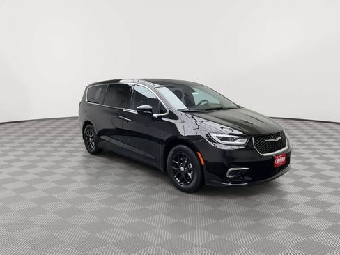 Used 2025 Chrysler Pacifica Select FWD image 32
